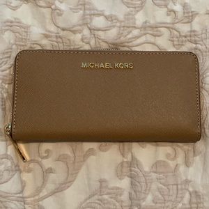 NWOT Michael Kors Jet Set Travel Wallet